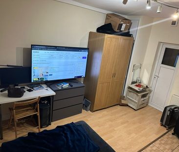 Studio Flat, Sterne Street, W12 - Photo 5