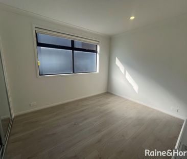 Modern 3 Bedroom plus study Townhouse! - Photo 3