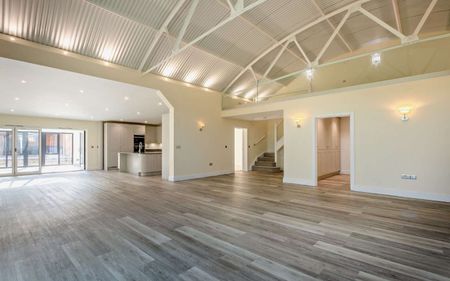 An impressive three bedroom luxurious barn conversion situated in a sought after village. - Photo 3