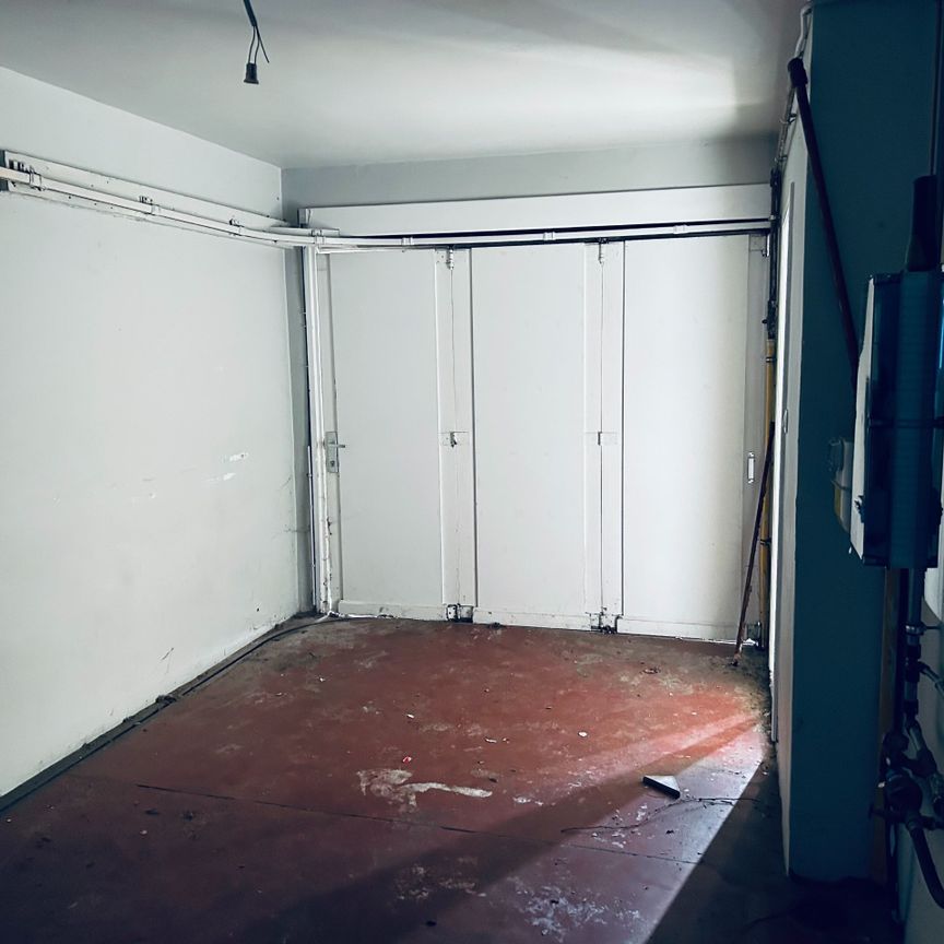 Bel-etagewoning met: 2 slaapkamers, stadstuintje en garage aan de stadsrand - Photo 1