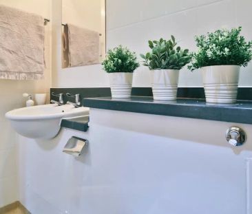 Classic 2 Bed - Shared Bathroom - Apartment - Photo 5