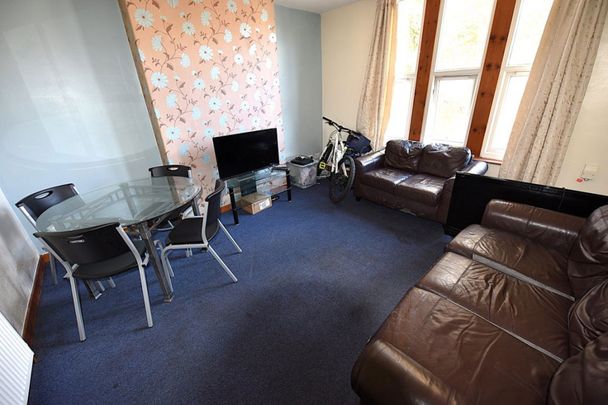 4 bedroom Flat in Flat B, Leeds - Photo 1