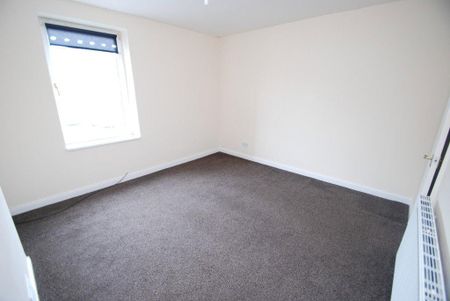 3 bedroom end of terrace house to rent - Photo 3