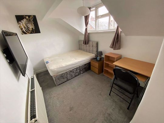 3 bedroom House in Burley Lodge Road, Leeds - Photo 1