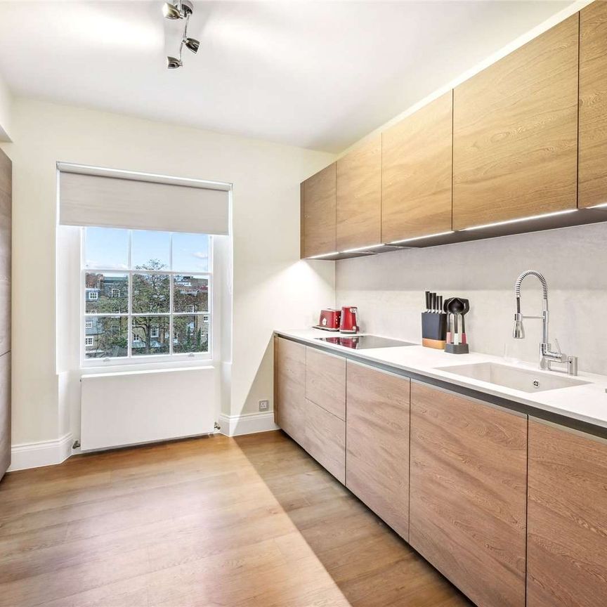 Beautifully presented throughout, this third floor flat in a period conversion is found on one of South Kensington's premier garden squares. - Photo 1