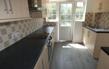 3 bedroom semi-detached house to rent - Photo 3