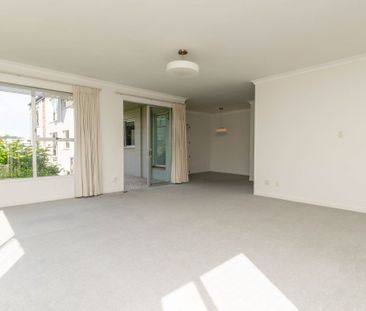 Charming Apartment - Photo 3