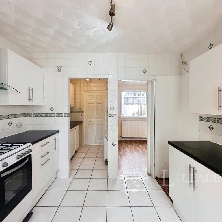 3 bedroom semi-detached house to rent - Photo 1