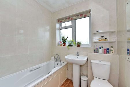A spacious three bedroom duplex with private garden, garage and allocated parking space - Photo 5
