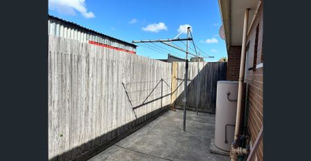 Spacious Light Filled 2 Bedroom Unit - Photo 3