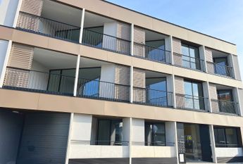 2 bedroom flat like new near the Wisteria Shopping Center!