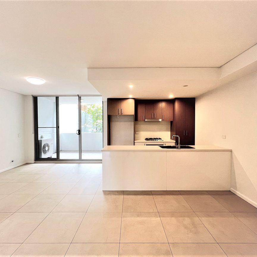 Modern As New 2 Bedroom Apartment for lease! - Photo 1