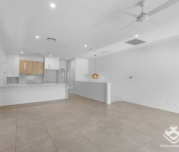 Two Bedroom Modern Townhome, Complex Pool, Ducted A/C - Photo 6