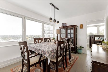 Somerset House, Somerset Road, London, SW19 flat to rent - Photo 2