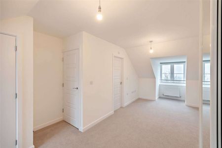 A modern three bedroom family home with private garden and parking - Photo 3