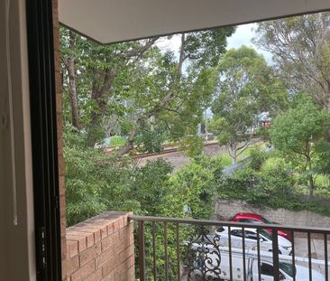 Spacious 1 Bedroom Unit in Prime Location - Photo 2