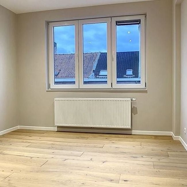 Appartement te huur in Jette voor € 950 met 1 slaapkamer - Photo 1
