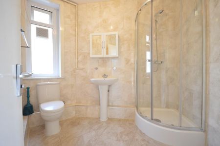 1 bedroom in a flat share to rent - Photo 5