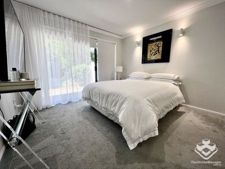 Luxurious 3-Bedroom Designer Unit in Prestigious Hope Island â Fully Furnished - Photo 5