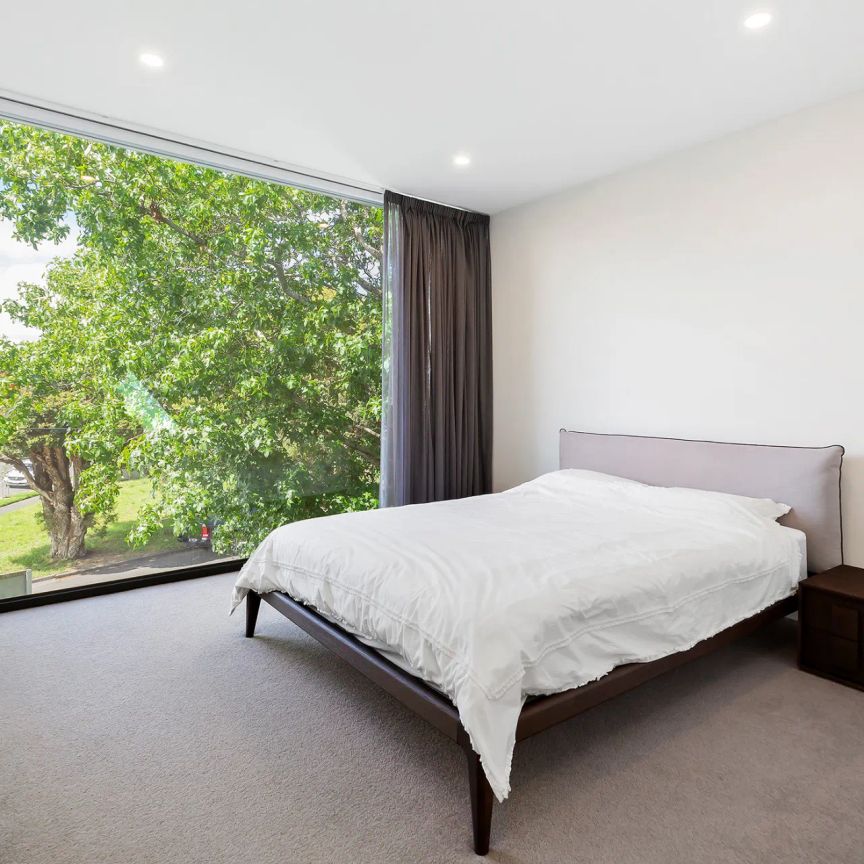 Luxury Living on the Park - Private Lift Access to Each Floor of Property. - Photo 1