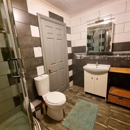 3 bedroom flat to rent - Photo 4