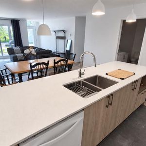 5 1/2 NEUF 2025 à Granby - 3 chambres, rez-de-chaussée, A/C, animaux acceptés, borne VÉ - Photo 2