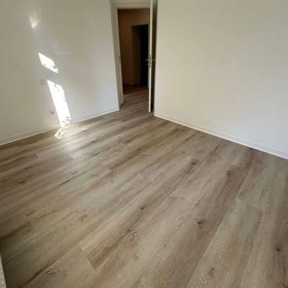 NEUES Laminat / großer Balkon an der Küche / Wanne u.v.m. - Foto 1