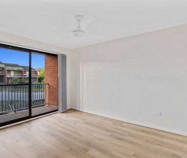 Renovated Townhouse in Prime Springwood Location! - Photo 2