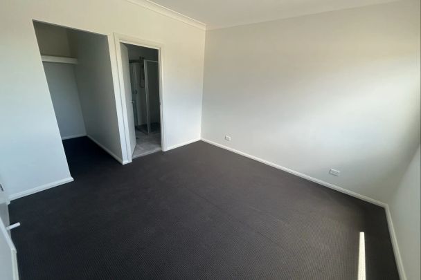 Stunning Brand-New 4-Bed, 4-Bath Residence - Photo 1