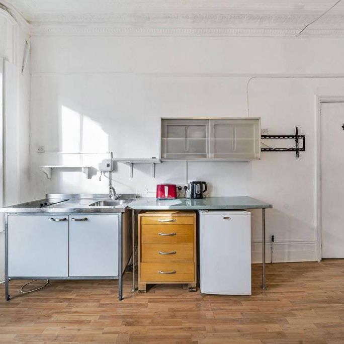 Studio to rent - Photo 1