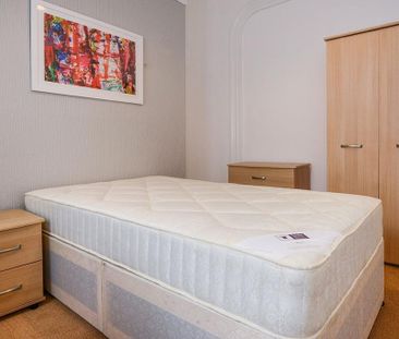 6 bedroom terraced house to rent - Photo 2
