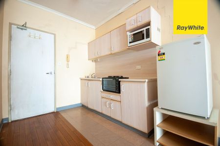 SELF CONTAINED STUDIO APARTMENT IN CONVENIENT LOCATION - Photo 4