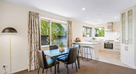 Lovely Three Bedroom Family Home! - Photo 4