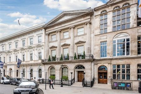 Luxuriously refurbished duplex apartment situated on this prime street off St James's Square. 24 hour concierge, private entrance also via concierge, everything very highest order. - Photo 5