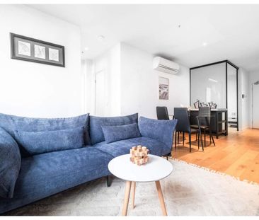 Large 2 Bedroom Apartment with Fantastic View! - Photo 2