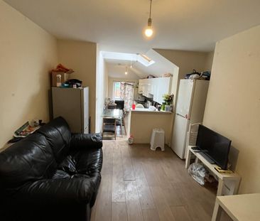 Beautiful 4/5 Bed house to let for £3500 in Wembley HA9 Available 7... - Photo 3