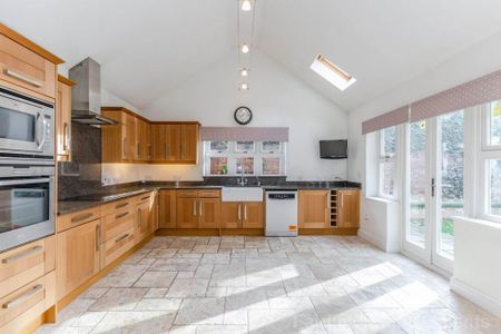 4 bedroom semi-detached house to rent - Photo 5