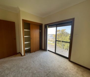 Top-Floor Spacious 2-Bedroom Unit in Prime East Corrimal Location! - Photo 4