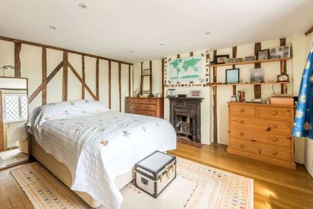 A charming character family home tucked away on the edge of Speldhurst village. - Photo 4