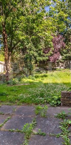 Spacious newly refurbished one bedroom set in a period conversion - Photo 2