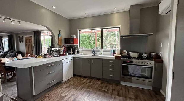 A spacious Brighton home! - Photo 1