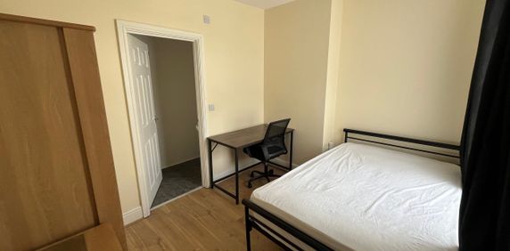 Quiet Professional Home Near Gloucester Road - Photo 2