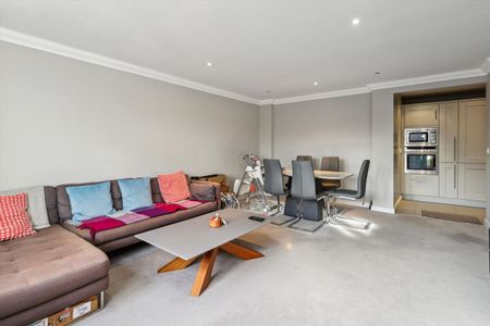 A spacious two bedroom/two bathroom, lift serviced, second floor apartment with private, secure gated parking, in the centre of Esher - Photo 2