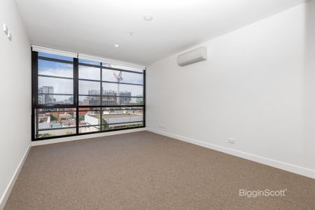 SPACIOUS, SUN FILLED AND STYLISH 3 BEDROOM APARTMENT! - Photo 2