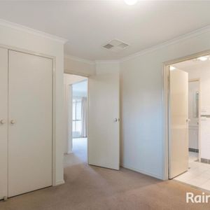 Charming 3-Bedroom Family Home in Prime Location - Photo 2