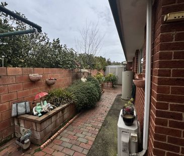 Low maintenance close to town! - Photo 4