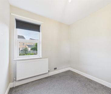 3 bedroom end of terrace house to rent - Photo 3