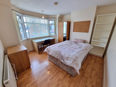 5 Bed Student Accommodation - Photo 3