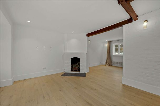 A charming cottage in the heart of Farnham town centre with a private garden. - Photo 1