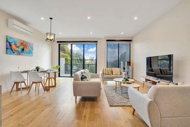 Furnished Luxurious 3 Bedroom Home - Photo 1